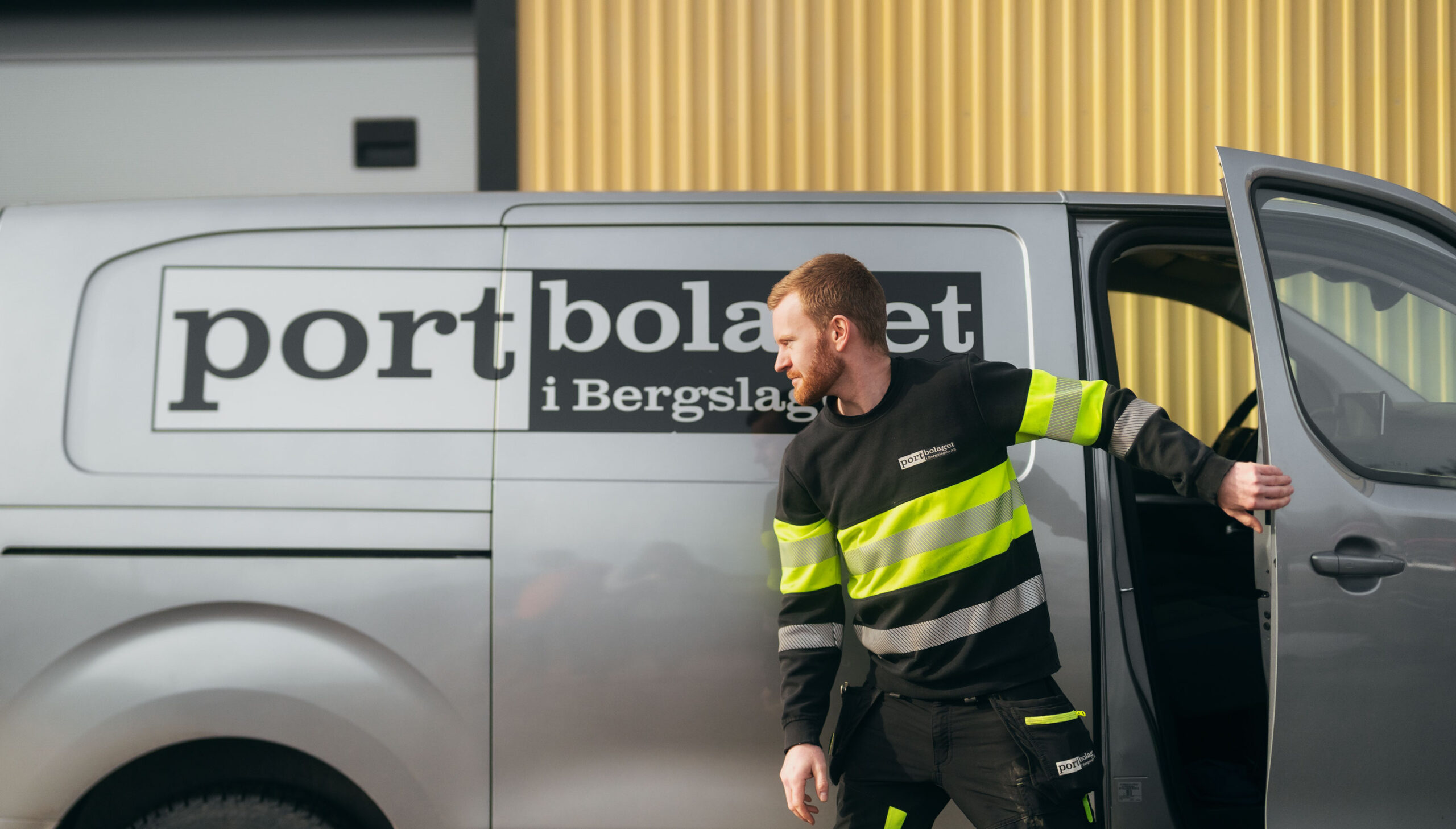 Servicetekniker från Portbolaget i Bergslagen kliver ur servicebil.